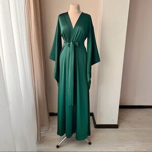 Elegant Green Maxi Dress with Tie Waist